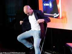 Vnútri rozdelenia toxickej rodiny bývalého šéfa španielskeho futbalu Luisa Rubialesa – po tom, čo ho jeho strýko zasypal vajíčkami a pri prekvapivom útoku pri uvedení knihy ho nazval ‚slizniakom‘ Luisa Rubialesa zasypal jeho vlastný strýko Luis Ruben vajíčkami pri uvedení jeho novej knihy