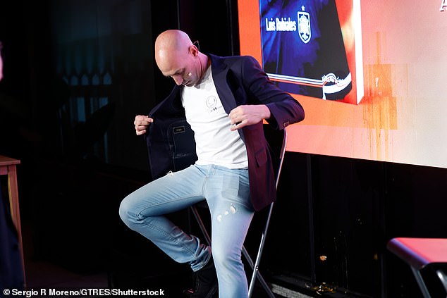 Vnútri rozdelenia toxickej rodiny bývalého šéfa španielskeho futbalu Luisa Rubialesa Luisa Rubialesa zasypal jeho vlastný strýko Luis Ruben vajíčkami pri uvedení jeho novej knihy