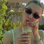 Chana Kesselaar pózuje na pláži