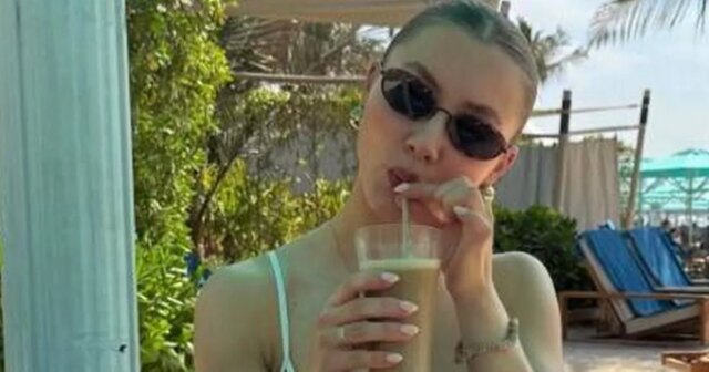 Chana Kesselaar pózuje na pláži