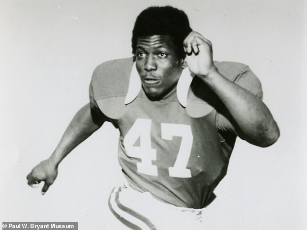 Vo veku 71 rokov zomrel člen univerzitnej futbalovej siene slávy Vo veku 71 rokov zomrel americký univerzitný futbalista Woodrow Lowe