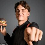 Austrálska hviezda F1 Oscar Piastri má svoj vlastný Grill'd burger, ktorý môžu fanúšikovia dostať zadarmo, keď si zabezpečí miesto na pódiu