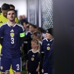 Škótsky kapitán Andy Robertson sa pripravuje viesť svoj tím na ihrisko v Hampdene