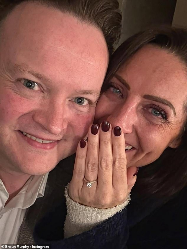 Vo vnútri pestrého milostného života Shauna Murphyho, keď sa snookerová Snookerová legenda Shaun Murphy je po tretíkrát zasnúbená po tom, čo položil otázku hudobníkovi Jo Rochellovi