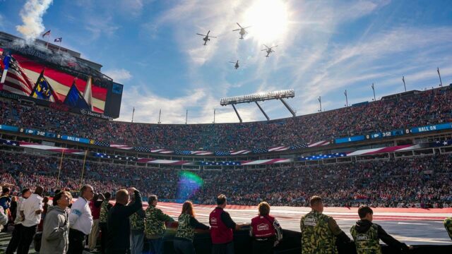 Vojenské podujatia sú počas víkendu NFL Salute to Service vypnuté Vojenské podujatia sú počas víkendu NFL Salute to Service vypnuté z dôvodu odstavenia vlády