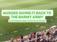 Vojna s popolom vypukne, keď Barmy Army berie vinu za hanebné scény plné chlastu počas Prvého testu – ale SKUTOČNE spustila austrálska športová tradícia divoké správanie? Na snímke: záber z videa, na ktorom fanúšikovia hádžu kartónové podnosy s pivom na anglických fanúšikov počas prvého sobotňajšieho testu, pričom podnosy sú posypané uličkami
