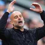 Pep Guardiola reaguje počas zápasu Premier League vo Villa Parku v Birminghame