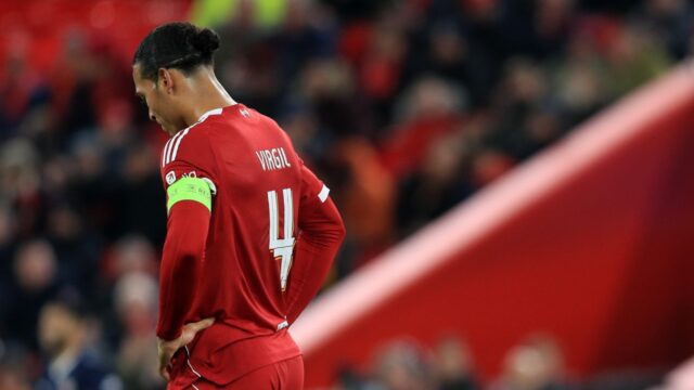 Vŕzganie slotov prichádza, keď sa Van Dijk, Konate a „zločinecký“ Vŕzganie slotov prichádza, keď sa Van Dijk, Konate a „zločinecký“ spoluhráč zahanbia v novom nadir Liverpoolu