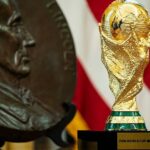 Americký prezident Donald Trump (vľavo) a Gianni Infantino, prezident FIFA, držia novinku na finále MS 2026