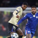 Barcelončania Marcus Rashford a Chelsea Reece James počas fázy MD5 zápasu Ligy majstrov UEFA 2025/26 medzi Chelsea FC a FC Barcelona na Stamford Bridge 25. novembra 2025 v Londýne v Anglicku.