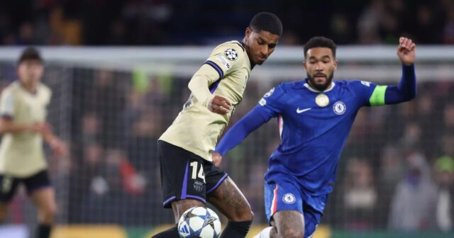 Barcelončania Marcus Rashford a Chelsea Reece James počas fázy MD5 zápasu Ligy majstrov UEFA 2025/26 medzi Chelsea FC a FC Barcelona na Stamford Bridge 25. novembra 2025 v Londýne v Anglicku. 