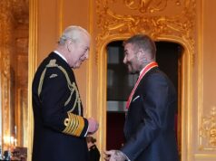 Vstaň, Sir David! Beckham konečne dostáva svoj rytiersky titul za zásluhy o šport a charitu, keď bývalý futbalista prichádza na hrad Windsor s manželkou Victoriou a rodičmi. David Beckham dostal v utorok ráno od kráľa Charlesa na hrade Windsor rytiersky titul za zásluhy o šport a charitu