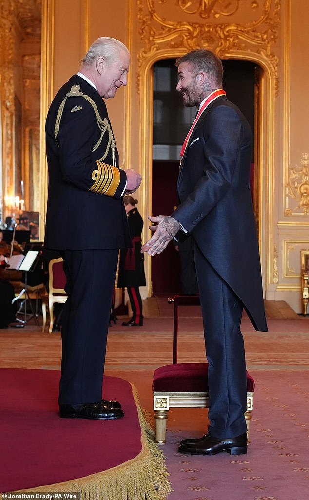 Vstaň, Sir David! Beckham konečne dostáva svoj rytiersky titul za David Beckham dostal v utorok ráno od kráľa Charlesa na hrade Windsor rytiersky titul za zásluhy o šport a charitu