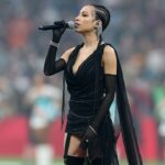 Výber oblečenia speváka na zápase NFL rozprúdi diskusiu na sociálnych sieťach