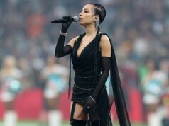 Výber oblečenia speváka na zápase NFL rozprúdi diskusiu na sociálnych sieťach Výber oblečenia speváka na zápase NFL rozprúdi diskusiu na sociálnych sieťach