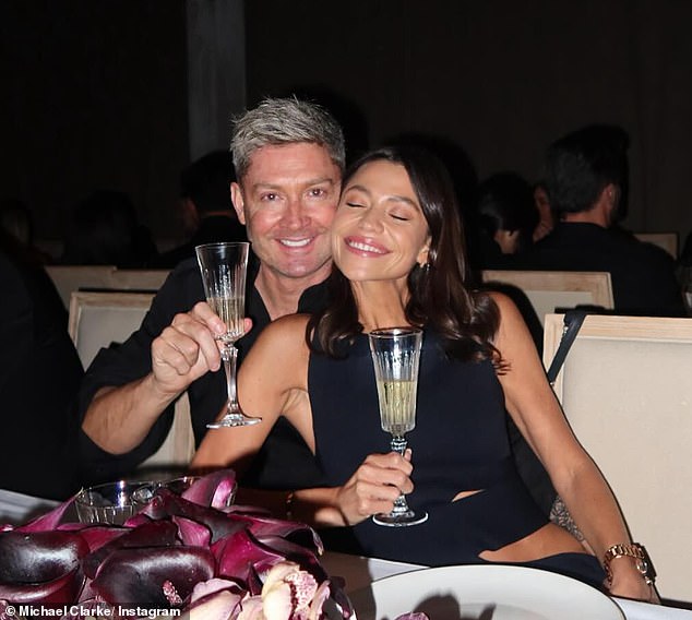 Vychutnajte si vrchol v novom dome Michaela Clarka so šiestimi Vychutnajte si vrchol v novom dome Michaela Clarka so šiestimi spálňami vo Vaucluse v hodnote 20 miliónov dolárov, keď bývalý testovací kapitán ide do pálky pre sekerníka