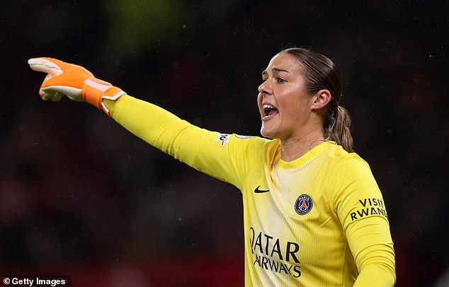 Vychýrená Mary Earpsová sa snaží nechať hovoriť svoj futbal uprostred Keď sa Mary Earpsová vrátila do svojho bývalého klubu, dážď na Old Trafford neúnavne padal