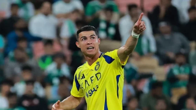 Vymieňa Cristiano Ronaldo futbalovú loptu za rukavice MMA? Vymieňa Cristiano Ronaldo futbalovú loptu za rukavice MMA?