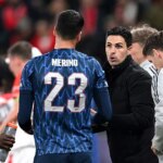 Mikel Arteta hovorí so svojimi hráčmi Arsenalu