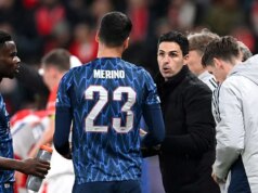 Výrazná reakcia Mikela Artetu, keď Arsenal štýlovo vyrovnal 122-ročný klubový rekord Mikel Arteta hovorí so svojimi hráčmi Arsenalu