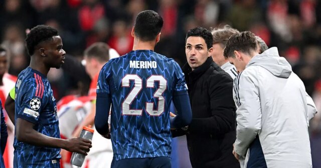 Výrazná reakcia Mikela Artetu, keď Arsenal štýlovo vyrovnal 122-ročný klubový Mikel Arteta hovorí so svojimi hráčmi Arsenalu