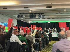 Výročné valné zhromaždenie Celticu OPUSTENÉ po tom, čo si nahnevaní fanúšikovia posmievali tabuľu a mávali červenými kartami pri vrchnom stole… pretože ich riaditeľ obviňuje z „dehumanizácie“ vysokých funkcionárov klubu Priaznivci Celticu, ktorí sa zúčastňujú agm, mávajú červenými kartami na palubovke, keď si sadnú na svoje miesta