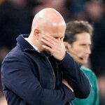 Tréner Liverpoolu Arne Slot je pod zvýšeným tlakom, keďže tím pokračuje v prehrách