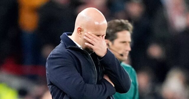 Tréner Liverpoolu Arne Slot je pod zvýšeným tlakom, keďže tím pokračuje v prehrách