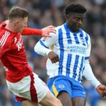 Elliott Anderson z Nottingham Forest bojuje s Carlosom Balebou z Brightonu počas štvrťfinále Emirates FA Cup medzi Brightonom a Hove Albion a Nottingham Forest na komunitnom štadióne American Express v Brightone a Hove 29. marca 2025.