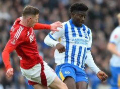 Vysnívané prestupové obdobie Man Utd: dvojitá dohoda 200 miliónov libier, keď inkasuje Ruben Amorim Elliott Anderson z Nottingham Forest bojuje s Carlosom Balebou z Brightonu počas štvrťfinále Emirates FA Cup medzi Brightonom a Hove Albion a Nottingham Forest na komunitnom štadióne American Express v Brightone a Hove 29. marca 2025.