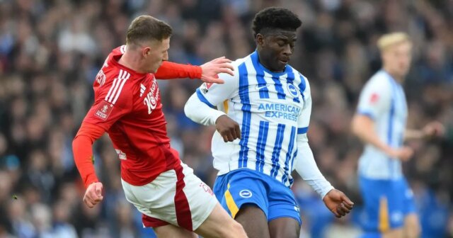 Vysnívané prestupové obdobie Man Utd: dvojitá dohoda 200 miliónov libier, Elliott Anderson z Nottingham Forest bojuje s Carlosom Balebou z Brightonu počas štvrťfinále Emirates FA Cup medzi Brightonom a Hove Albion a Nottingham Forest na komunitnom štadióne American Express v Brightone a Hove 29. marca 2025.