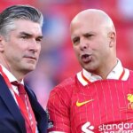 Tréner Liverpoolu Arne Slot a športový riaditeľ Richard Hughes