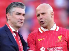 Vysvetlenie prestupov Richarda Hughesa v Liverpoole, keď fanúšikovia zapínajú šéfa uprostred nočnej mory Tréner Liverpoolu Arne Slot a športový riaditeľ Richard Hughes