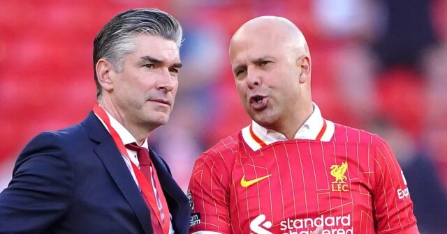 Tréner Liverpoolu Arne Slot a športový riaditeľ Richard Hughes