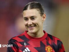 WSL: „Trailblazer“ Hannah Blundell chce inšpirovať ďalšie matky v ženskom futbale Hannah Blundell in action for Manchester United