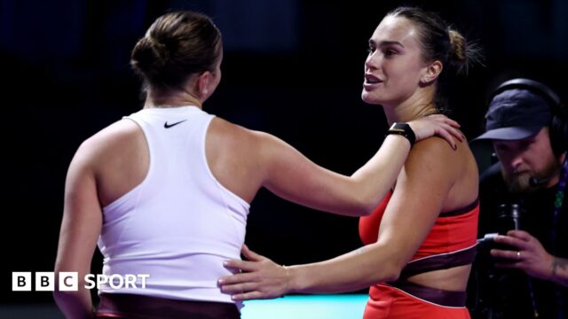 WTA Finals 2025: Aryna Sabalenka sa stretne s Elenou Rybaknovou Aryna Sabalenka and Amanda Anisimova embrace at the net after their match