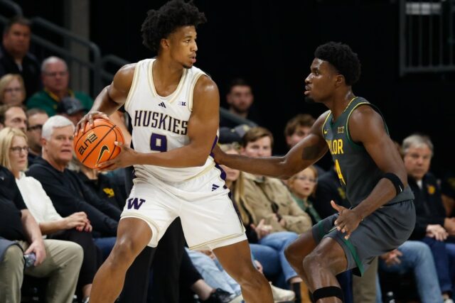 Washingtonský Wesley Yates III prináša horúcu ruku do zápasu proti Basketbal NCAA: Washington at Baylor