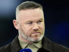 Wayne Rooney hovorí Coleovi Palmerovi po tom, čo Chelsea porazila Barcelonu Na ihrisku stojí Cole Palmer.
