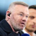 Wayne Rooney hovorí do mikrofónu.