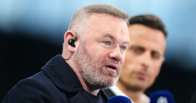 Wayne Rooney hovorí do mikrofónu.  