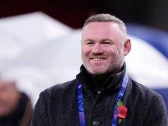 Wayne Rooney ukazuje prstom na hviezdu Liverpoolu, ktorá opustila spoluhráča, ktorý potrebuje pomoc Wayne Rooney