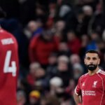 Liverpoolčan Mohamed Salah (vpravo) vyzerá skľúčene po tom, ako inkasoval tretí gól počas zápasu Premier League na Anfielde.