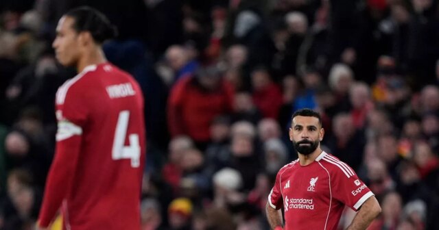 Liverpoolčan Mohamed Salah (vpravo) vyzerá skľúčene po tom, ako inkasoval tretí gól počas zápasu Premier League na Anfielde.