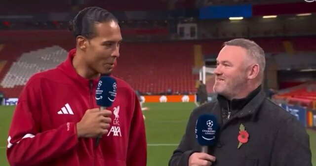 Obranca Liverpoolu Virgil van Dijk sa v utorok objavil v televízii po boku Wayna Rooneyho
