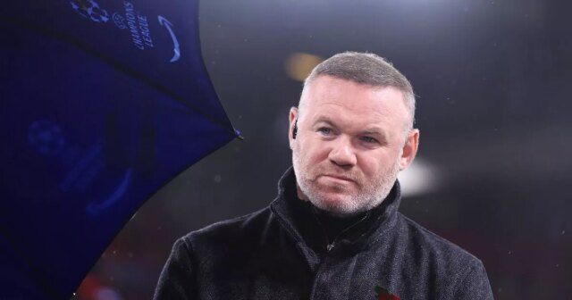 Wayne Rooney pred zápasom fázy MD4 Ligy majstrov UEFA 2025/26 medzi FC Liverpool a Real Madrid CF na Anfielde. 