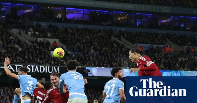 Webb chráni VAR elimináciou vyrovnávača Liverpoolu proti Manchestru City|Pomocní rozhodcovia pre videoklipy (VAR) 
