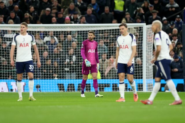 "Wham, bam!" Chaos, keď Tottenham dvakrát inkasoval v úvodných šiestich Vicario sa pokúsil unikať problémom (Getty Images)