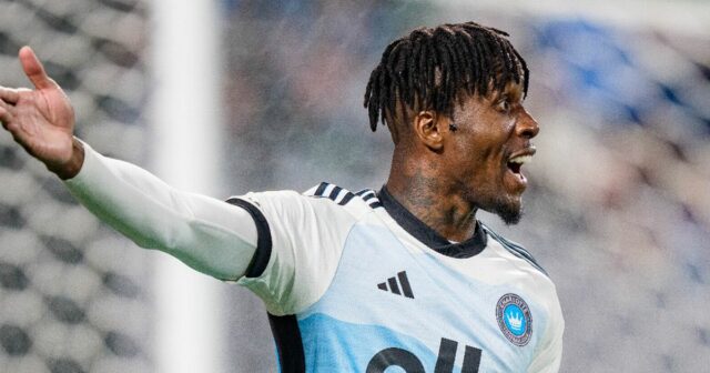 Wilfried Zaha požiadal o zmenu izby po tom, čo zostal Nicolas Pepe z Arsenalu a Wilfried Zaha z Palace hrajú za Pobrežie Slonoviny.