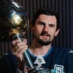 Winnipeg Jets odstavil Connora Hellebuycka pre menšiu operáciu kolena; hviezdny brankár vypadol na dlhý čas