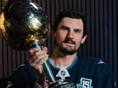 Winnipeg Jets odstavil Connora Hellebuycka pre menšiu operáciu kolena; hviezdny brankár vypadol na dlhý čas Winnipeg Jets odstavil Connora Hellebuycka pre menšiu operáciu kolena; hviezdny brankár vypadol na dlhý čas